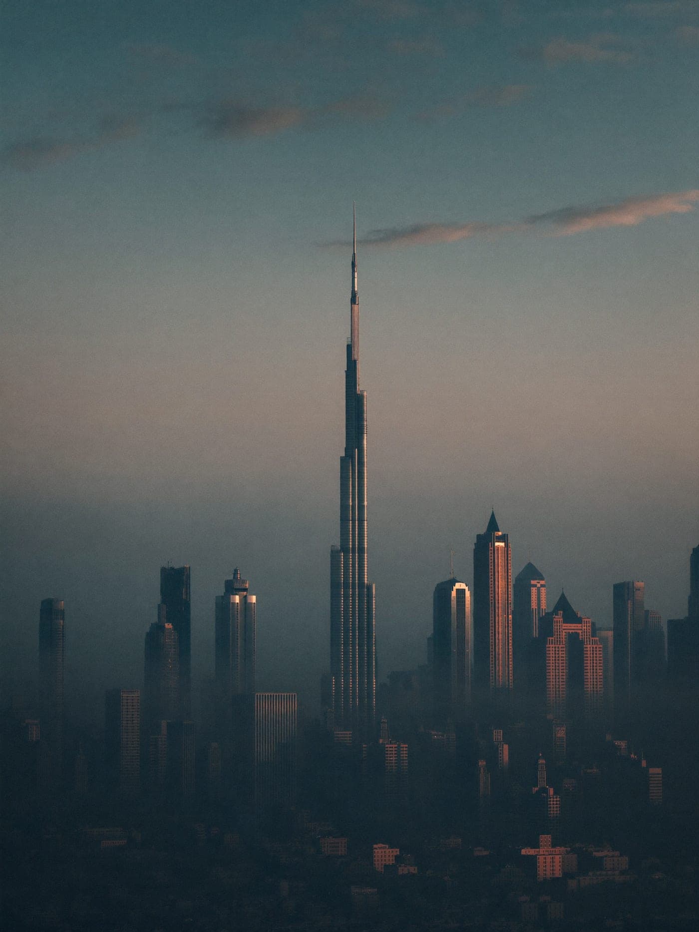 أفق وسط مدينة دبي عند الغسق